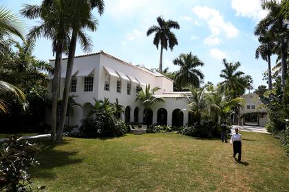Antigua casa de Al Capone reformada en Miami Beach. La propiedad de estilo colonial de siete dormitorios cuenta con tres casas: la casa de la entrada, la villa principal y la cabaña de la piscina