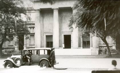 Antigua Casa de Bombas, antes de ser restaurada por el arquitecto Alejandro Bustillo, para ser convertida en el Museo Nacional de Bellas Artes