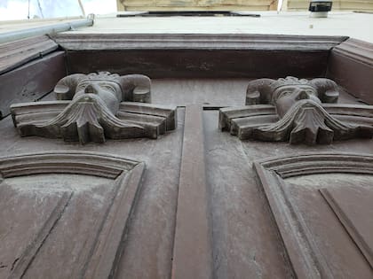 Antigua Casa Ramos. Los mascarones de madera fueron tallados por los presos.