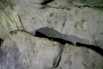 Antigua cueva maya revela misteriosas huellas de manos rojas y negras