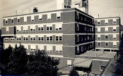 Antigua fachada del Sanatorio Mater Dei, cuando no se había construido el quinto piso, donde hoy viven 8 Hermanas de Schoenstatt