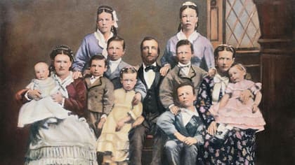 Antigua foto de una familia mormona con dos esposas