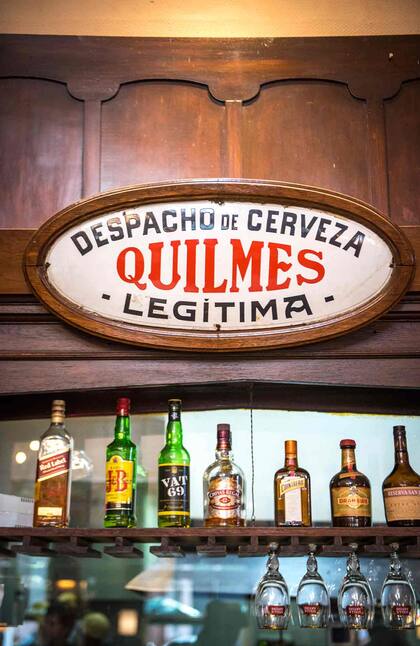 Antigua placa de Quilmes en la Cervecería Modelo.