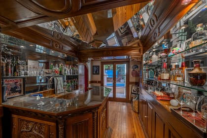 Antiguamente, el bar contaba con un pasillo secreto que conducía directamente a la cocina, permitiendo una doble circulación.