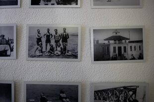 Antiguas fotos de veraneantes en el Viejo Hotel Ostende decoran las paredes del lugar que ya tiene 107 años desde que se fundó