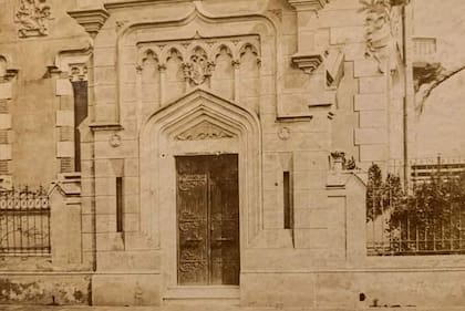 La entrada del palacio antes del abandono