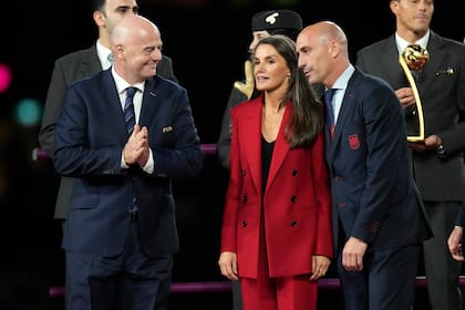 Antiguas sonrisas entre Gianni Infantino, la Reina Letizia y Luis Rubiales, durante la ceremonia de premiación del Mundial femenino