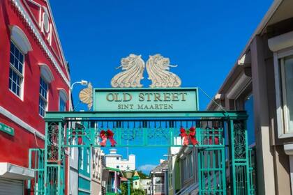 Antiguo letrero de calle en el paisaje urbano también colorido en Philipsburg, en la parte neerlandesa