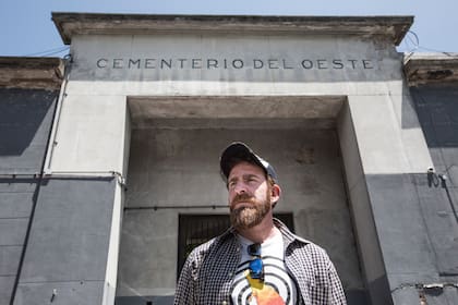 Hernán VIzzari estudia la historia de los cementerios. Se encuentra en la puerta del Cementerio del Oeste, en Chacarita. Él fue destacado por la Legislatura porteña por su labor como investigador