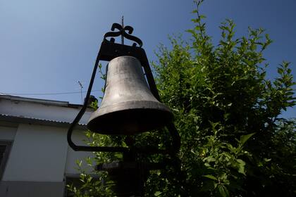 La antigua campana del cementerio de Flores. Los que trabajan en el corralón municipal no la hacen sonar por miedo a que el sonido despierte a los muertos