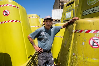 Oscar Rodríguez, de 52 años. Él conduce uno de los camiones que están estacionados en el corralón municipal
