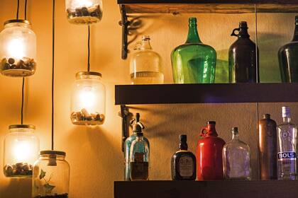 Antiguos botellones de vidrio en Raíces, restaurante ubicado en el barrio de Saavedra