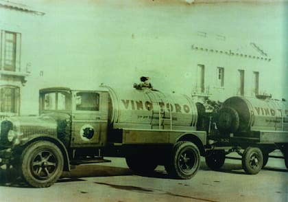 Antiguos camiones que transportaban el vino
