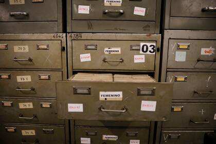 Antiguos ficheros de metal con los datos de cada elector
