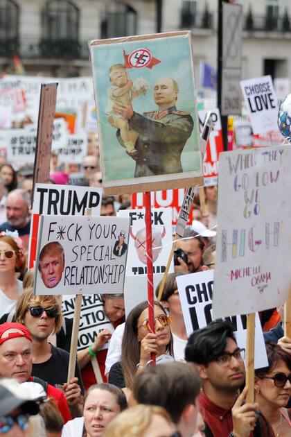 Las protestas en Londres se burlaron de la relación entre Trump y Putin