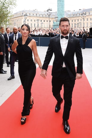 Anto –con vestido y sandalias YSL y joyas Tiffany & Co– y Lionel, en la red carpet de los premios Laureus, el 8 de mayo en Cour Vendome, donde él fue distinguido como Deportista Mundial del Año.