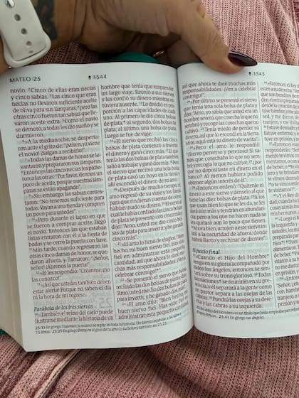 Anto mostró su lectura de la Biblia (Foto: Instagram @antonelaroccuzzo)