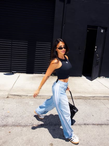Anto Roccuzzo causó furor con su pantalón celeste y blanco (Foto: Instagram @antonelaroccuzo)