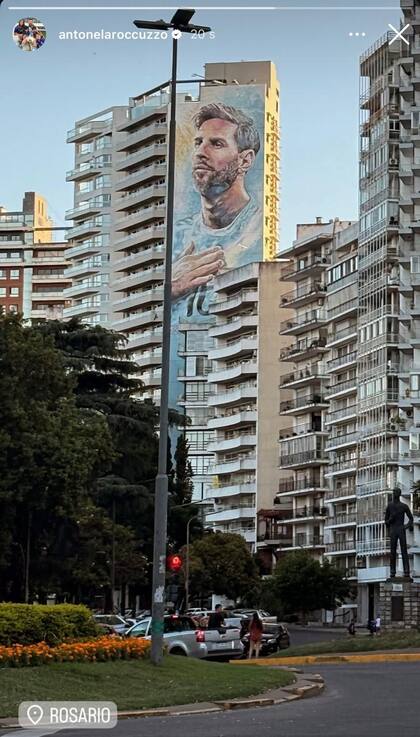 Anto Roccuzzo compartió en Instagram una postal del mural de Messi con el que se cruzó en Rosario (Foto: Instagram @antonelaroccuzzo)