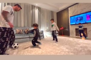 Messi, a pura gambeta con sus hijos: el tierno video que compartió jugando al fútbol