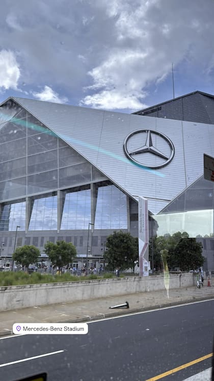 Anto Roccuzzo compartió una foto del estadio desde el auto cuando estaba por ingresar al mismo (Foto: Instagram @antonelaroccuzzo)