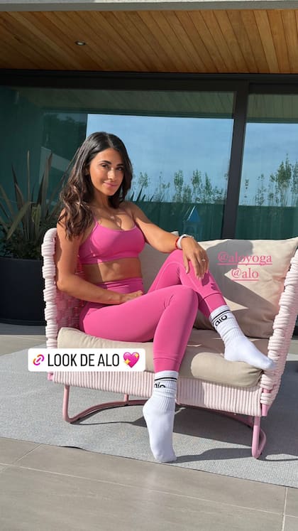 Anto Roccuzzo continúa con la tendencia rosa y posó desde el jardín de su casa con un conjunto deportivo