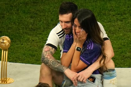 Anto Roccuzzo, emocionada hasta las lágrimas, en los brazos de Lionel Messi (AP Photo/Francisco Seco)