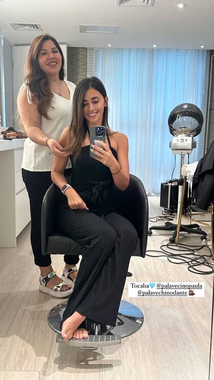 Anto Roccuzzo fue a la peluquería y posó descalza frente al espejo