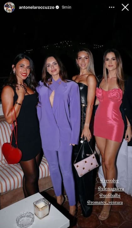 Anto Roccuzzo junto a sus amigas, Romarey Ventura, Sofía Balbi y Elena Galera en la cena para promocionar su colaboración con la marca(Foto: Instagram @antonelaroccuzzo)