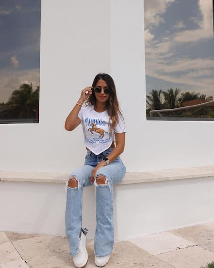 Anto Roccuzzo posó en el jardín de su casa con un outfit canchero