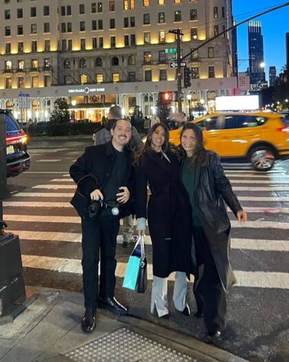 Anto Roccuzzo recorrió la Quinta Avenida de Nueva York y se fotografió frente al Hotel Plaza