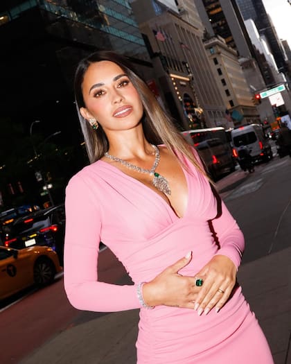 Anto Roccuzzo se lució con un elegante vestido rosa y joyas de diamantes y esmeraldas durante su visita a Nueva York