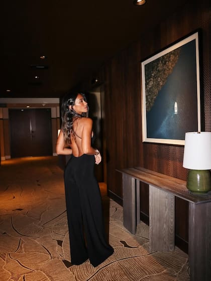 Anto Roccuzzo se lució con un sensual vestido negro con escote y espalda descubierta