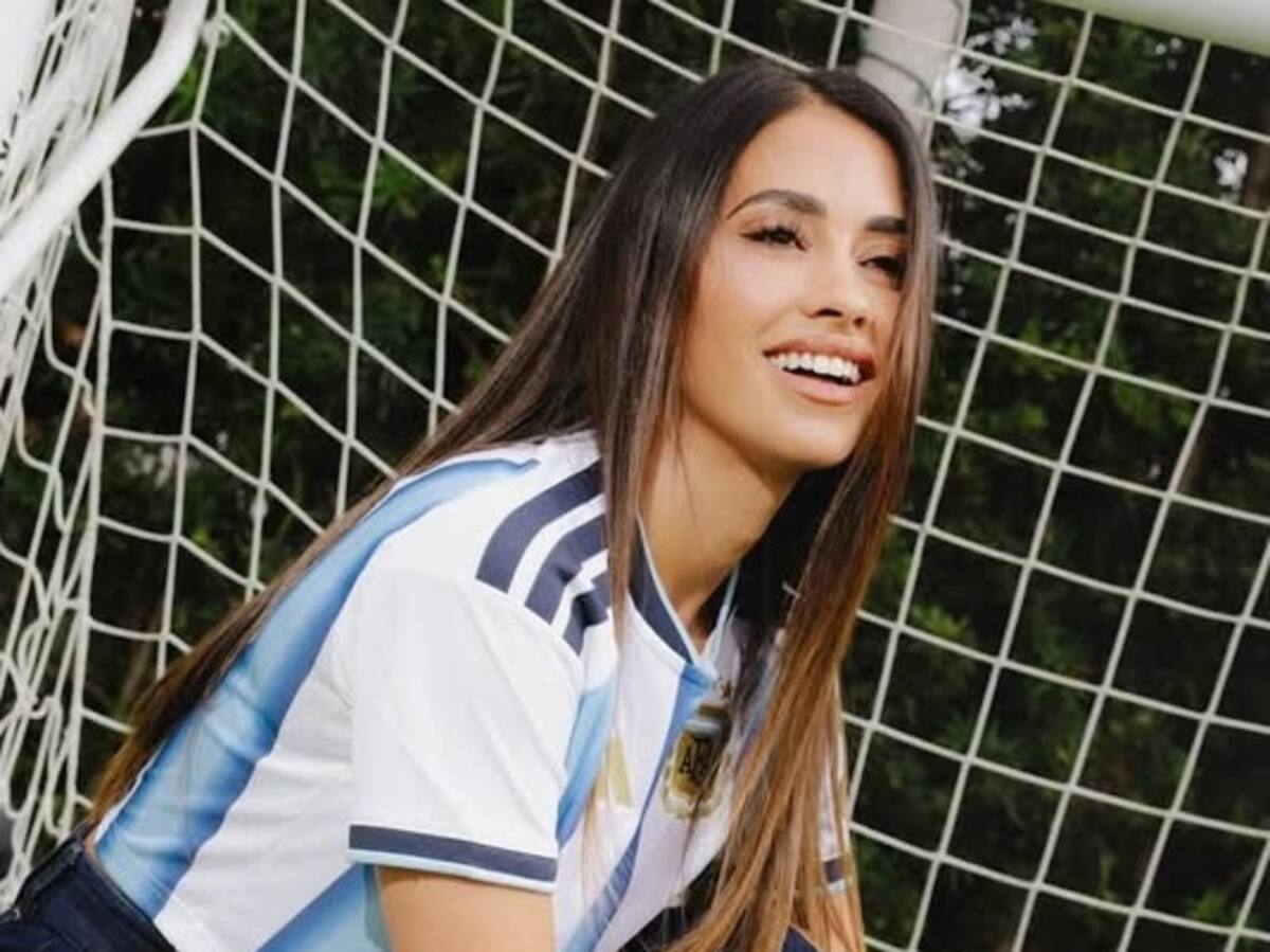 Antonella Roccuzzo dita tendência em azul claro e branco e enlouquece seus seguidores Antonella Roccuzzo dita tendência em azul claro e branco e enlouquece seus seguidores