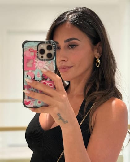Anto Roccuzzo y la funda de su iPhone, un diseño exclusivo de su colección (Foto: Instagram @antonelaroccuzzo)
