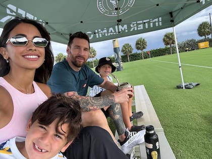 Anto Roccuzzo y Leo Messi acostumbran a acompañar a sus hijos a sus partidos y entrenamientos (Foto: Instagram @antonelaroccuzzo)