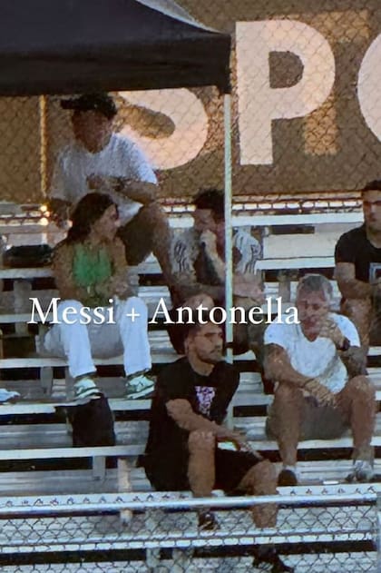 Anto Roccuzzo y Leo Messi alentaron a Mateo en su parido con la Sub 9 (Foto: X @M30Xtra)