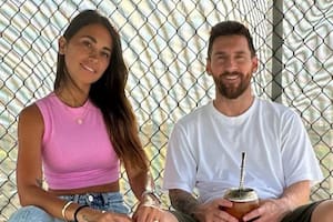 Anto Roccuzzo y Leo Messi alentaron a Thiago en un partido de fútbol