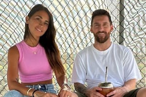 Messi con mate en mano y Anto Roccuzzo subida en un asiento: así alentaron a Thiago durante un partido