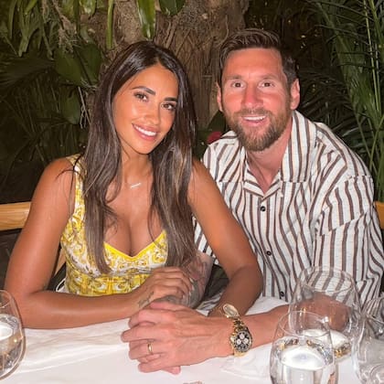Anto Roccuzzo y Leo Messi compartieron una cena romántica y se lucieron con sus looks de verano