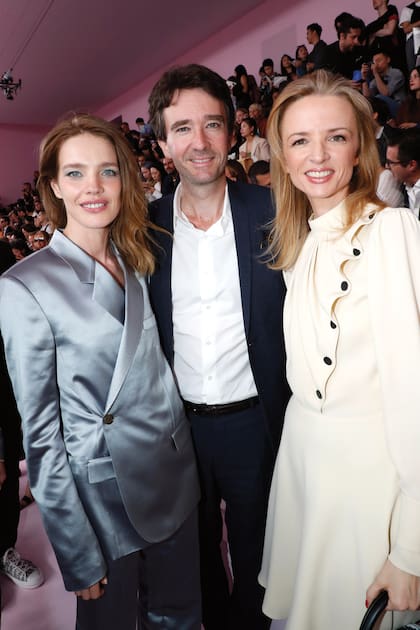 Antoine Arnault, rodeado por su mujer, la modelo Natalia Vodianova (izquierda), y su hermana Delphine, el desfile de Dior en el Fashion Week de París, en 2019. 