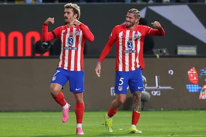 Antoine Griezmann celebra junto a Rodrigo De Paul luego de marcar el 2-2 parcial que significó una marca histórica en Atlético de Madrid para el jugador francés