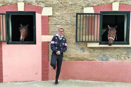 Antoine Griezmann en su caballeriza, con la chaquetilla que identifica a sus caballos en las pistas