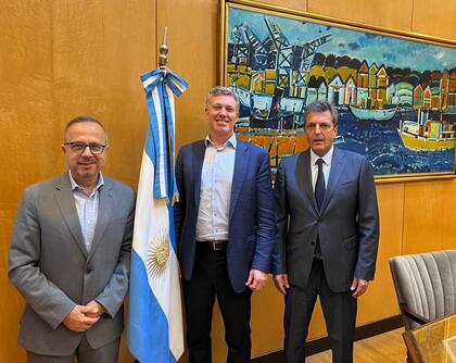 Antomio Aracre, cuando era CEO de Syngenta, junto a Jeff Rowe, presidente de la compañía a nivel global y Sergio Massa, ministro de Economía, a fines de 2022.