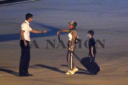 Antonela aborda el avión desde Rosario junto a su familia