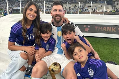 Antonela compartió una emotiva postal de sus hijos durante los festejos en el Estadio Lusail (Foto: Instagram @antonelaroccuzzo)