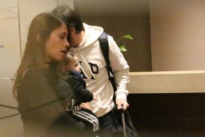 Antonela emprende el viaje a Rusia junto a sus tres hijos