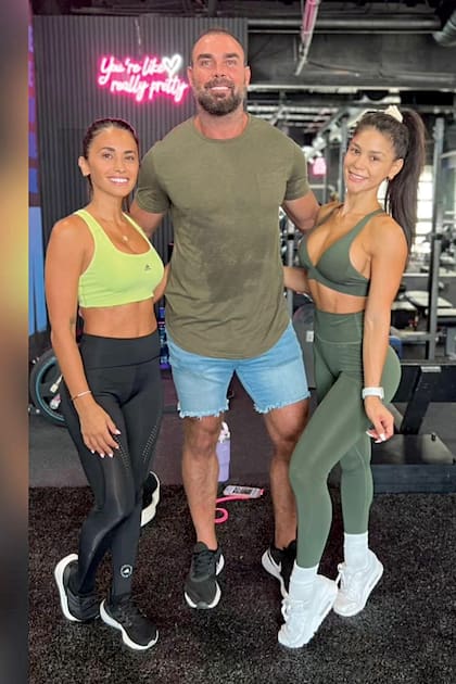 Antonela en Glute Lab, su nuevo gimnasio, con los personal trainer Bret Contreras y Thelma Ortigoza.