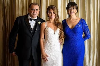 Antonela junto a sus padres, José y Patricia, el día de su boda