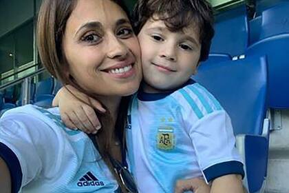 Antonela junto con Mateo, en el palco del Arena do Gremio